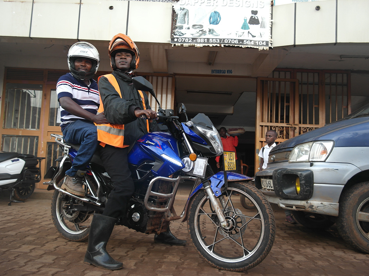 A Kampala, Zembo met en place un service de moto-taxis alimentées à l'énergie solaire et contribue à la mobilité durable des ougandais  © Zembo